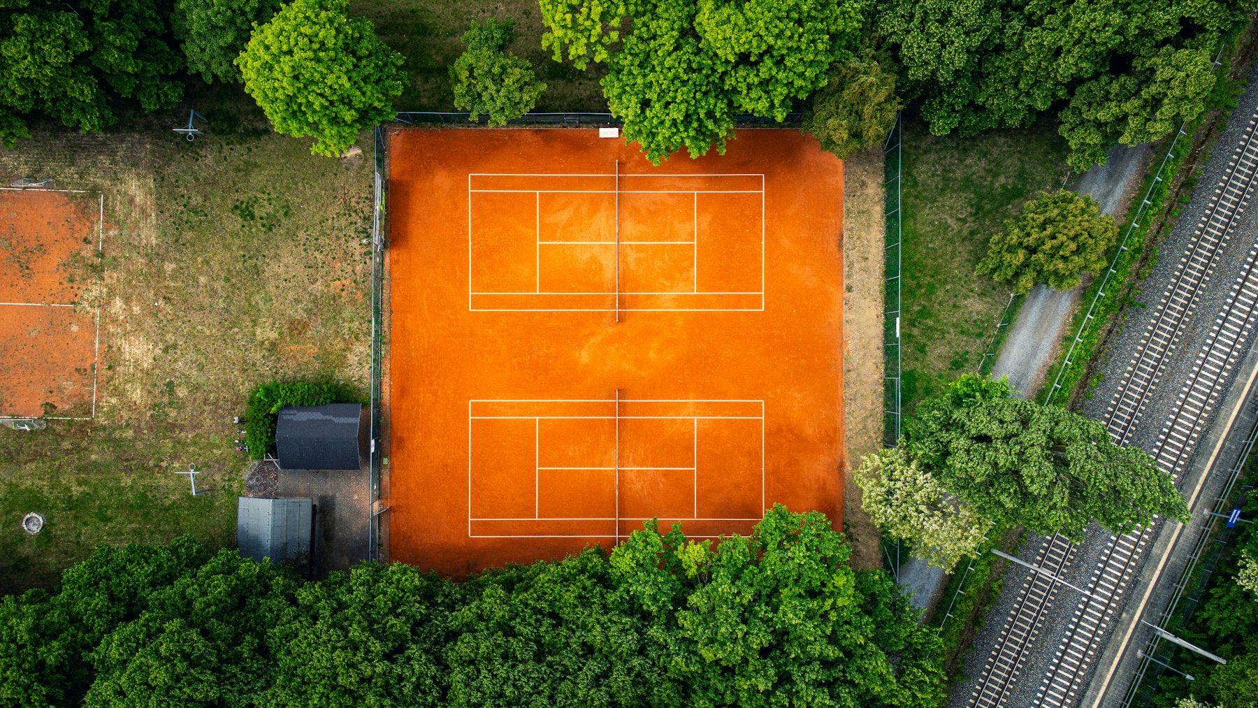 Luchtfoto van de banen omringd door groen